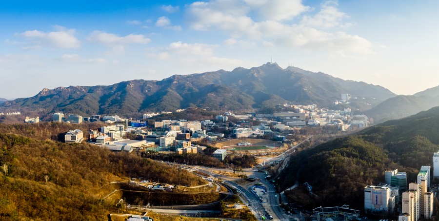 관악산 자락에 자리잡은 서울대캠퍼스의 전경