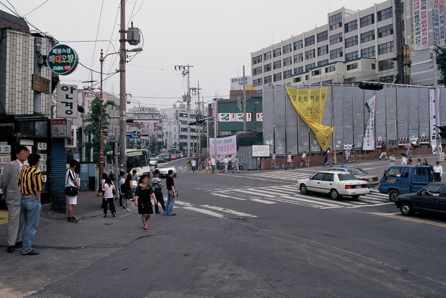 홍대 정문 사거리(교동교회 방향)