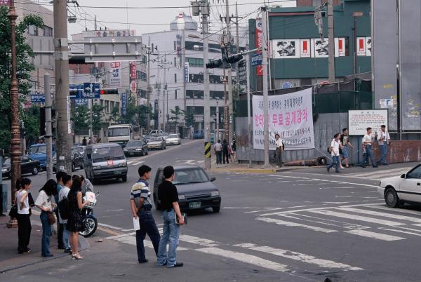 홍대 정문 사거리(교동교회 방향)