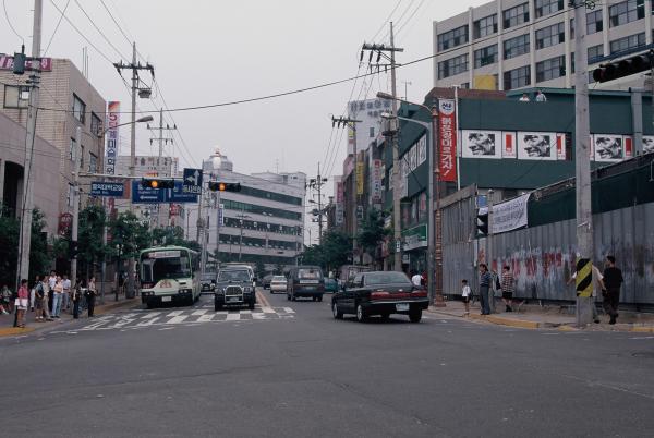 홍대 정문 사거리(교동교회 방향)