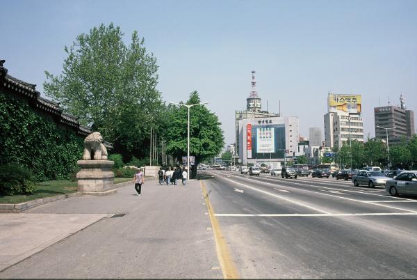 동쪽의 한국일보사 방향