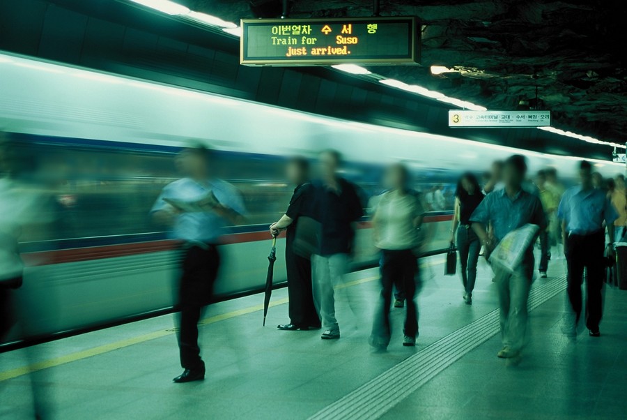 지하철 출근 모습