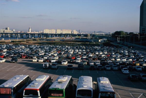 여의도 한강시민공원 주차장과 마포대교