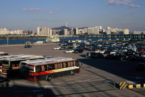 여의도 한강시민공원 주차장과 남산