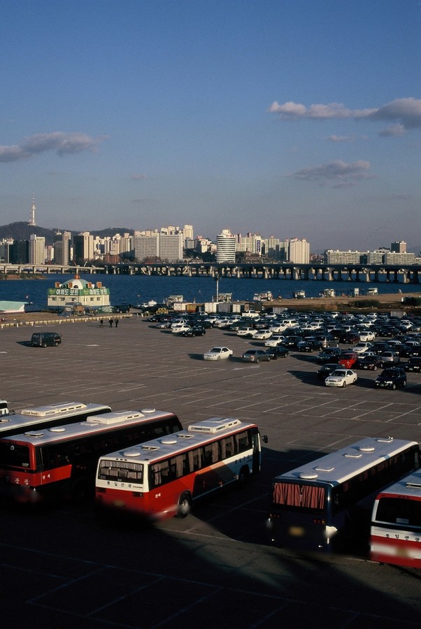 여의도 한강시민공원 주차장과 남산