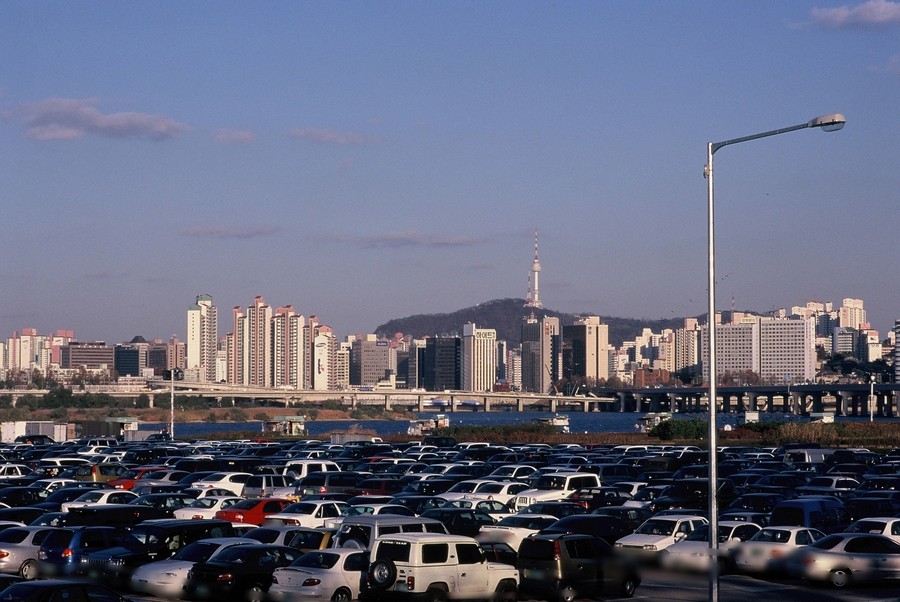 여의도 한강시민공원 주차장과 남산