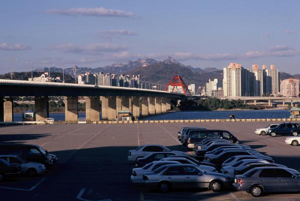 여의도 한강시민공원 주차장과 서강대교