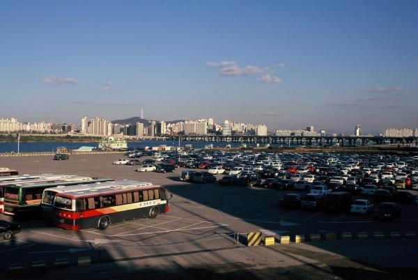 여의도 한강시민공원 주차장과 남산