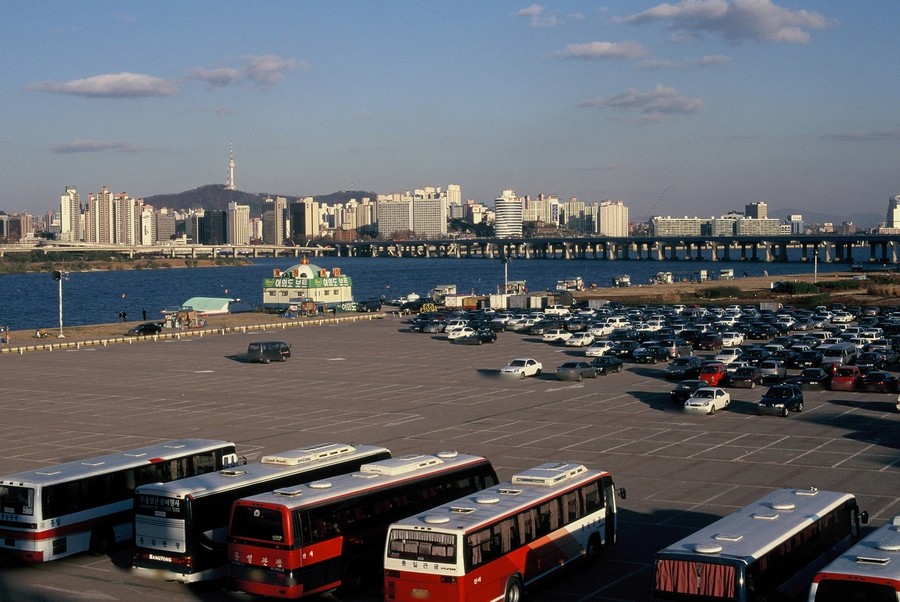 여의도 한강시민공원 주차장과 남산