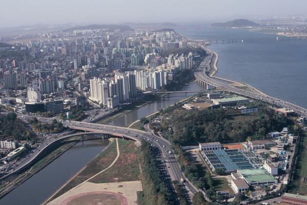 인공폭포 주변의 염창동 지역