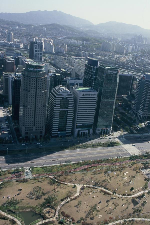 여의도공원과 옛 쌍용증권빌딩, 여의도