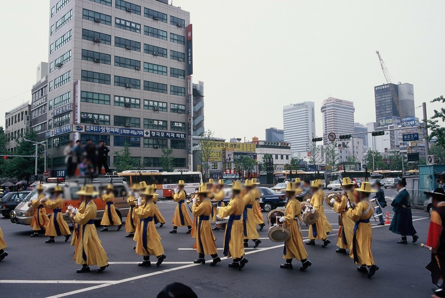 돈화문길의 어가행렬