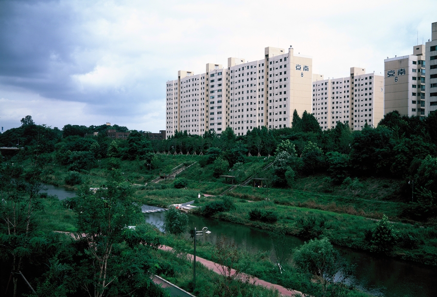 선릉로 영동제4교 대모산과 구룡산 및 시가지