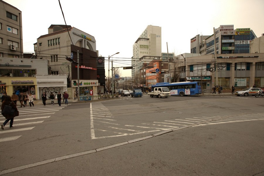 홍대 정문 사거리(교동교회 방향)