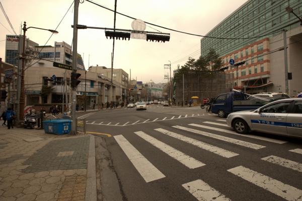 홍대 정문 사거리(교동교회 방향)